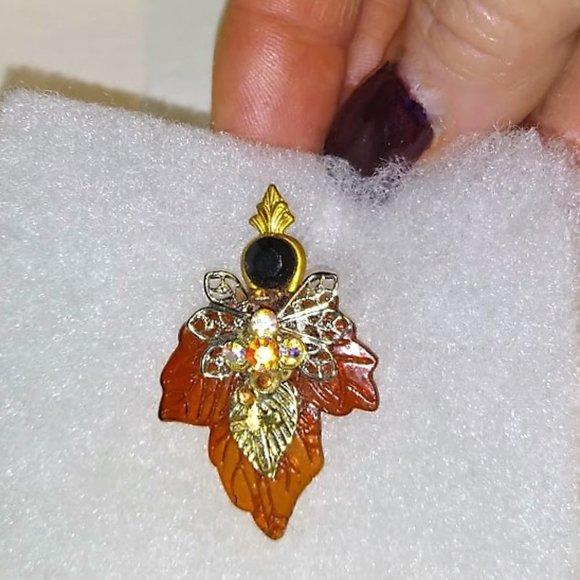 Miss Mabel  Maple Leaf  Angel Pin - Picture 3 of 7